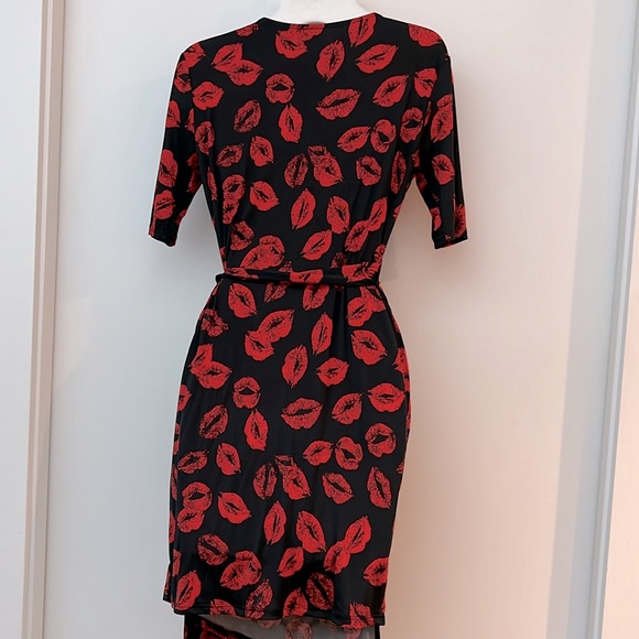 Red lip wrap dress - Picture 2 of 8